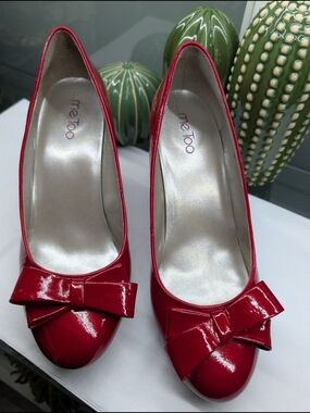 me Too Red Patent Bow Pumps - Size 10